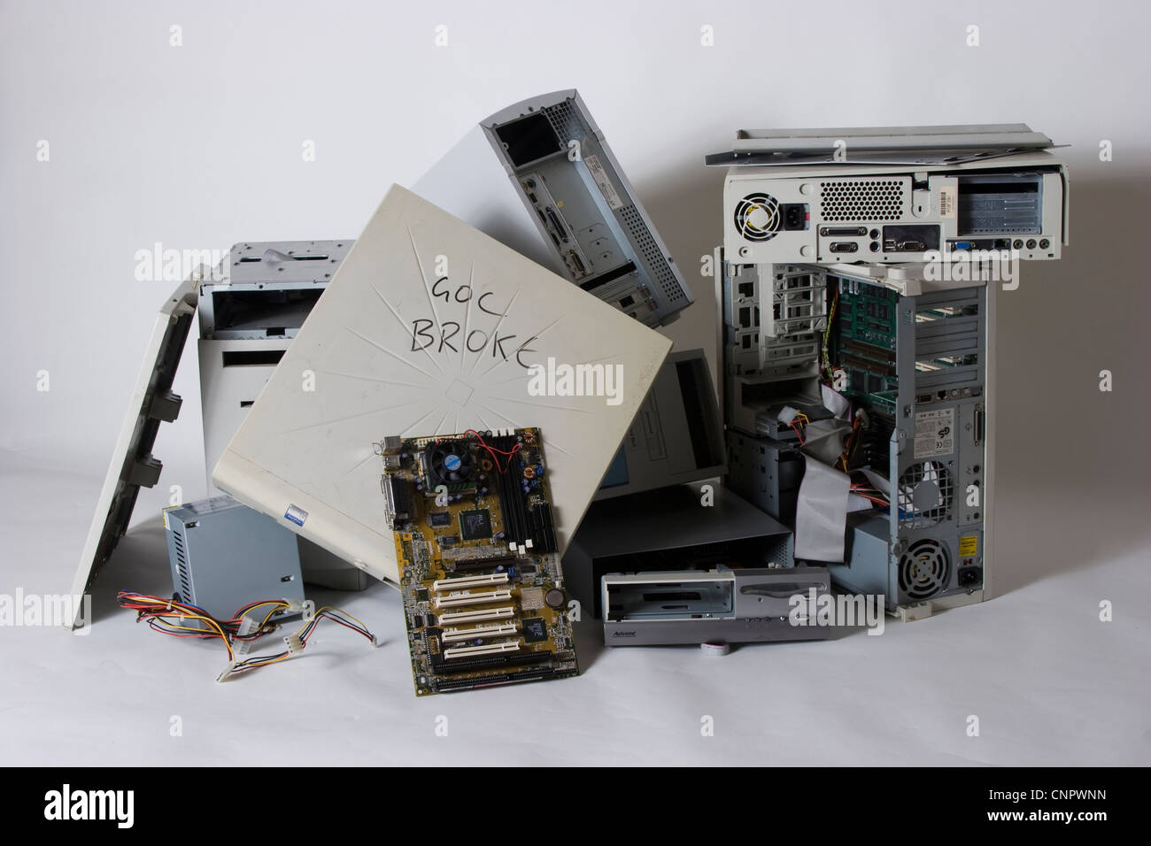 Gebrochen und Desktop-Computer in einen Stapel bereit für das recycling Schrott Stockfoto
