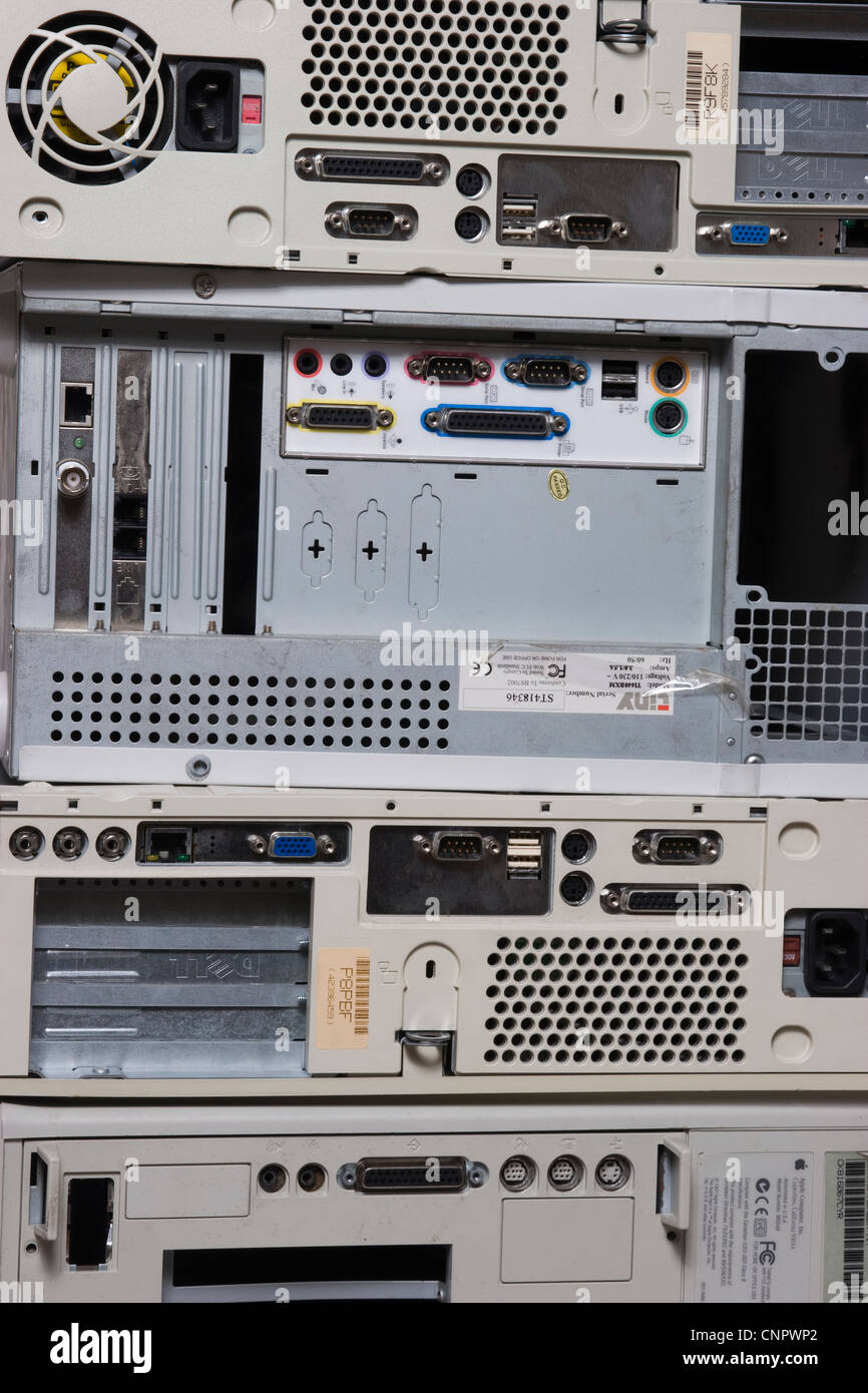 Gebrochen und Desktop-Computer in einen Stapel bereit für das recycling Schrott Stockfoto