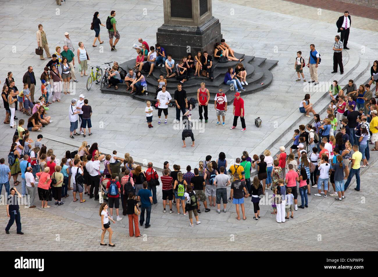 Gruppe von Menschen beobachten Freestyle Breakdance Tänzer unter Sigismund Spalte auf dem Altstädter Ring in Warschau, Polen Stockfoto