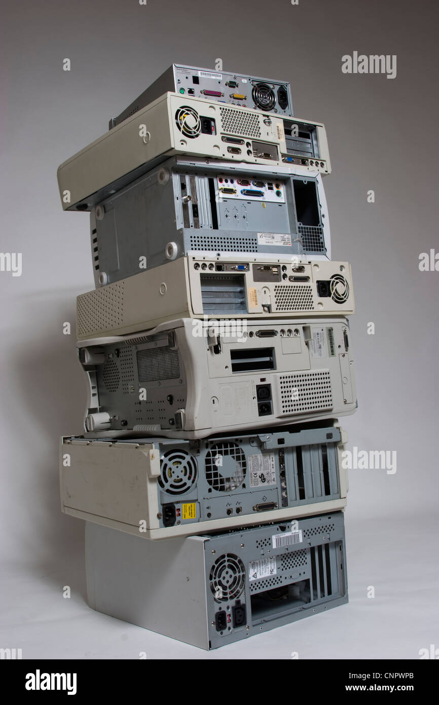 Gebrochen und Desktop-Computer in einen Stapel bereit für das recycling Schrott Stockfoto
