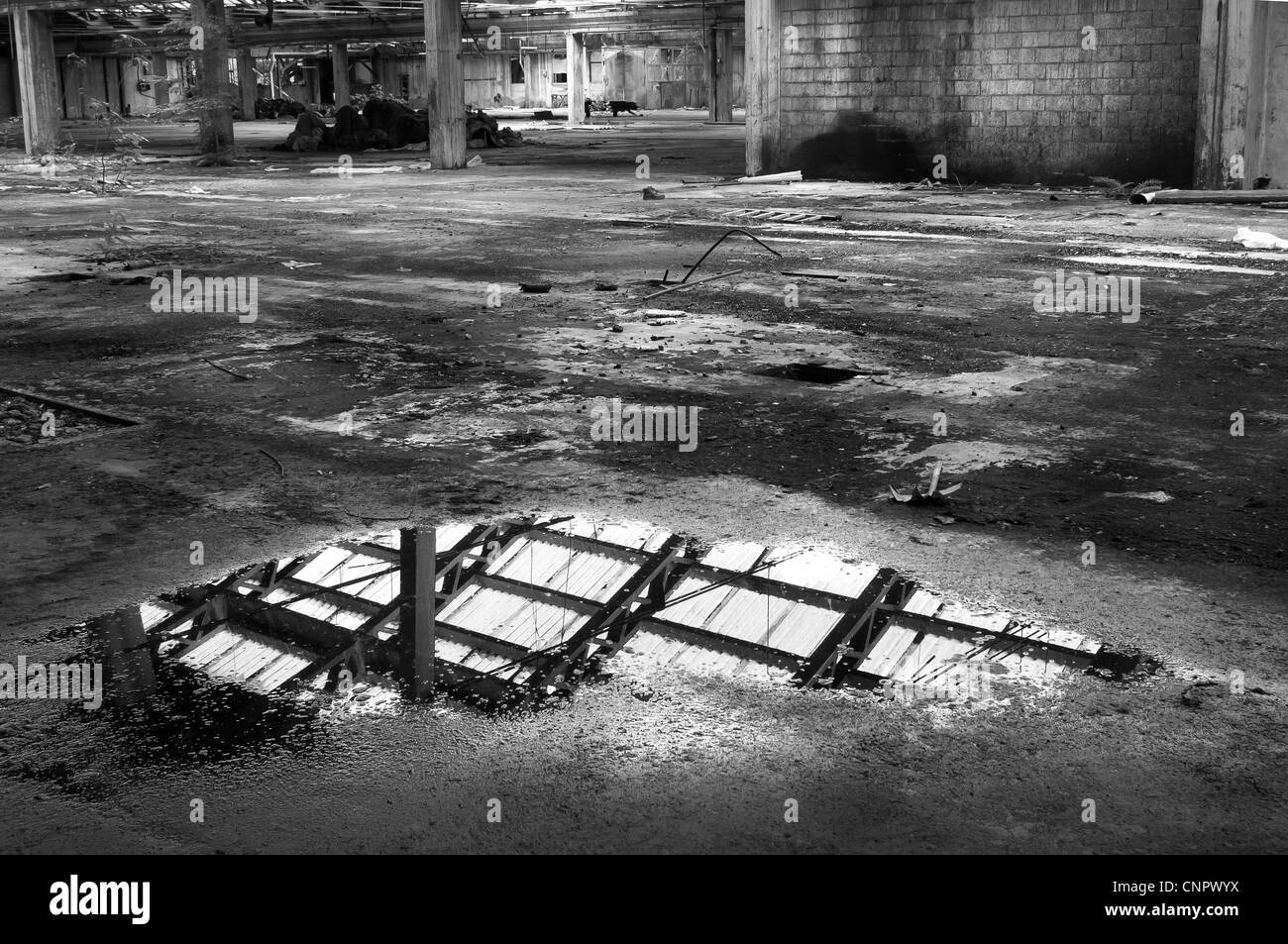 Reflexionen in eine Pfütze in einem alten, verlassenen Industrieanlagen. Stockfoto