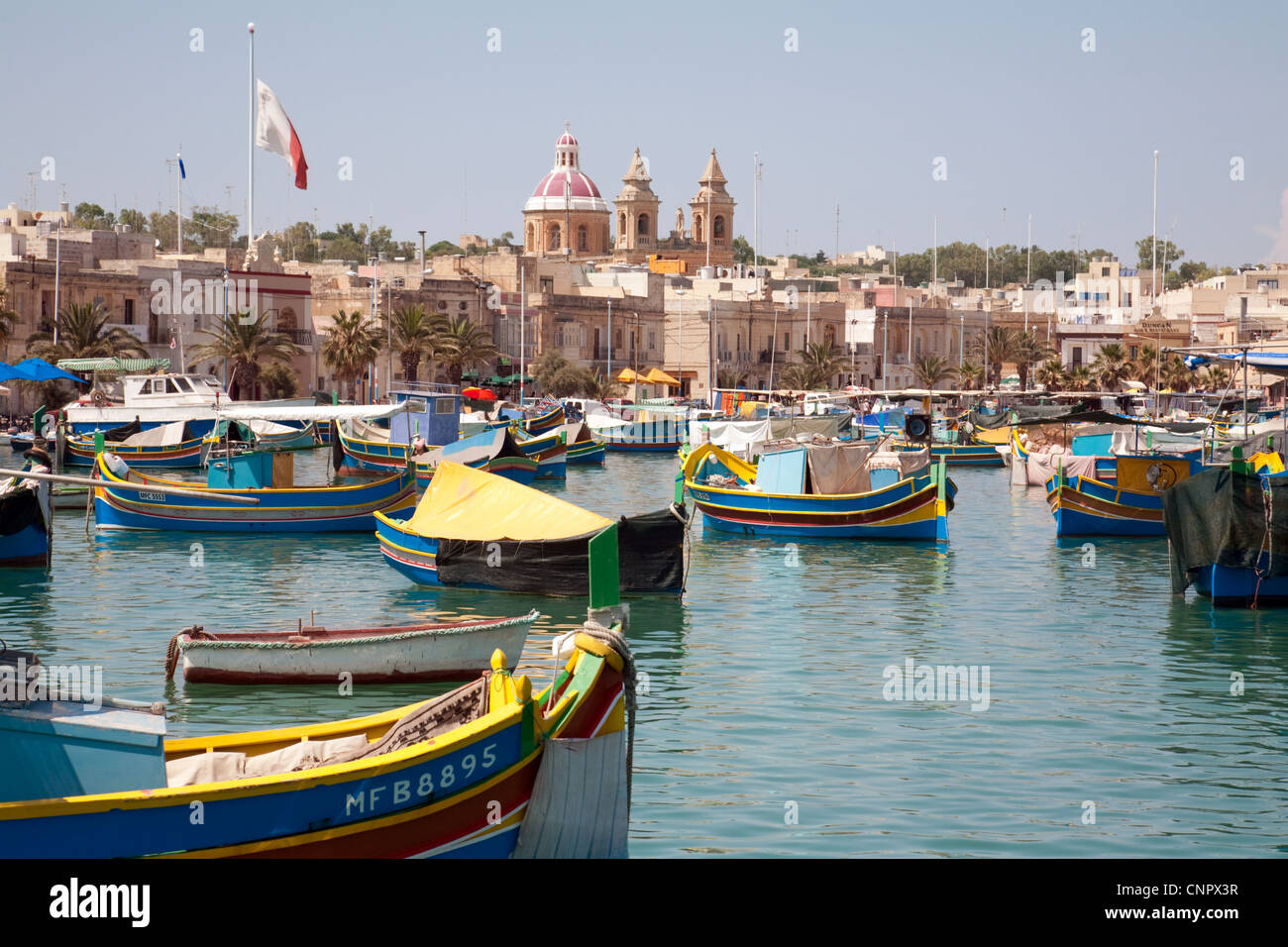 Bunten traditionellen Fischerbooten (Luzzus) im Hafen, Marsaxlokk, Malta Europa Stockfoto