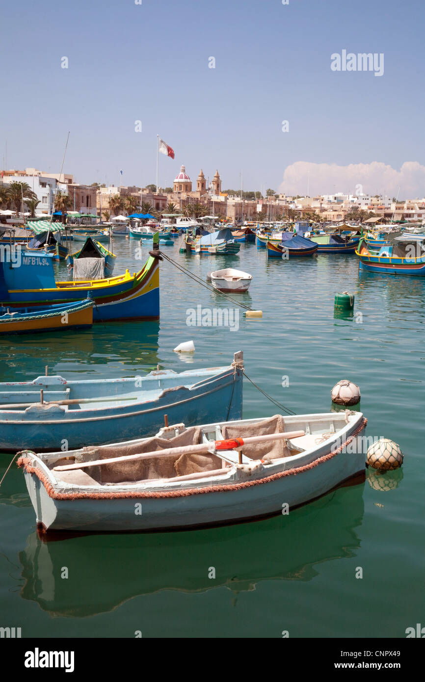 Bunte Boote im Hafen, Marsaxlokk, Malta Europa Stockfoto
