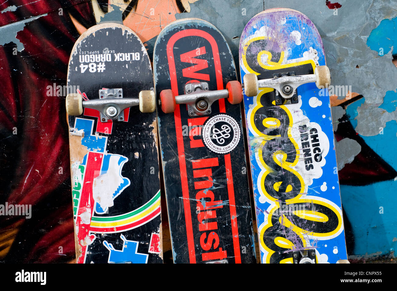 Drei Skateboards an eine Wand gelehnt Stockfoto