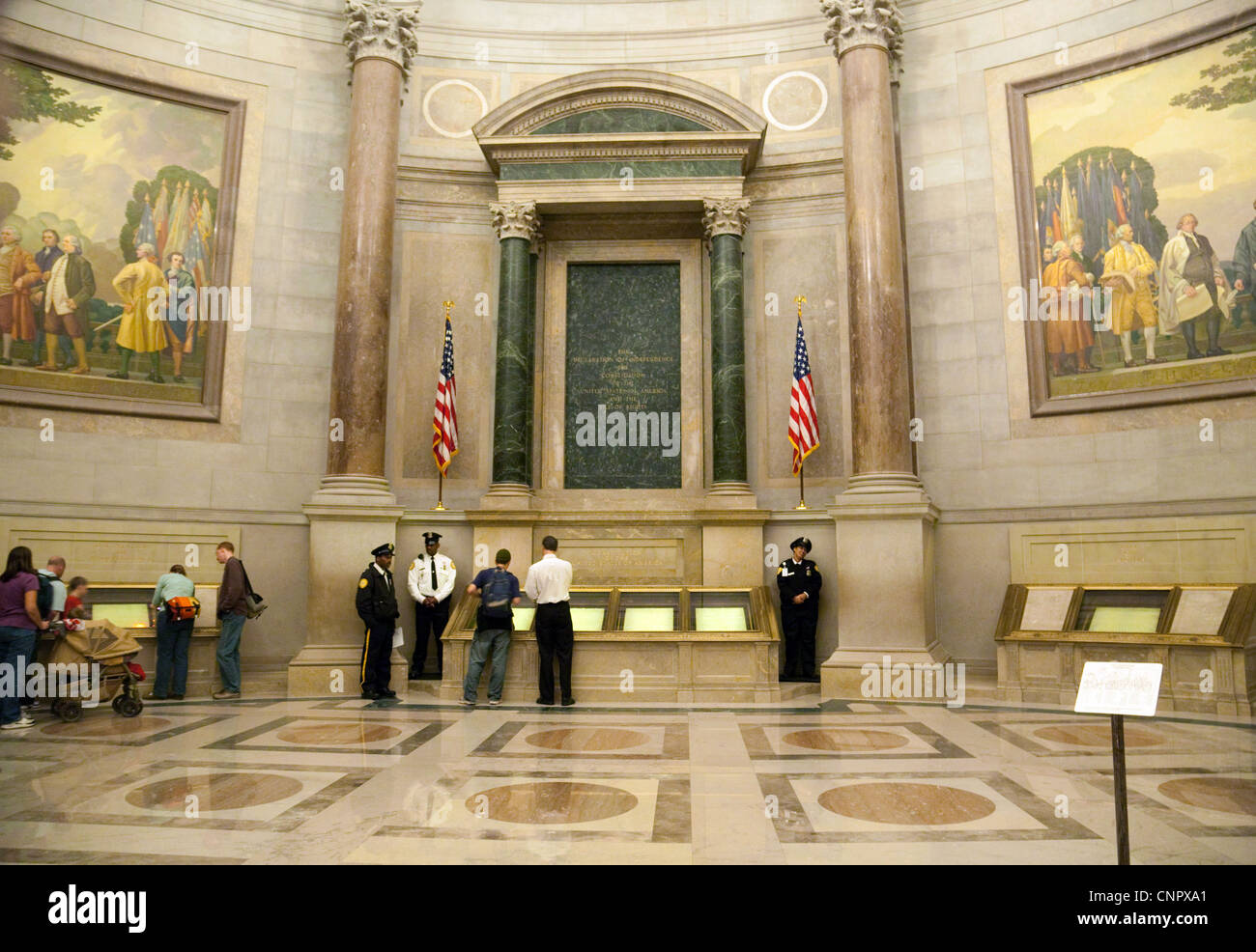 Anzeigen von Dokumenten und Kunst in der Rotunde, National Archives, Washington DC USA Touristen Stockfoto