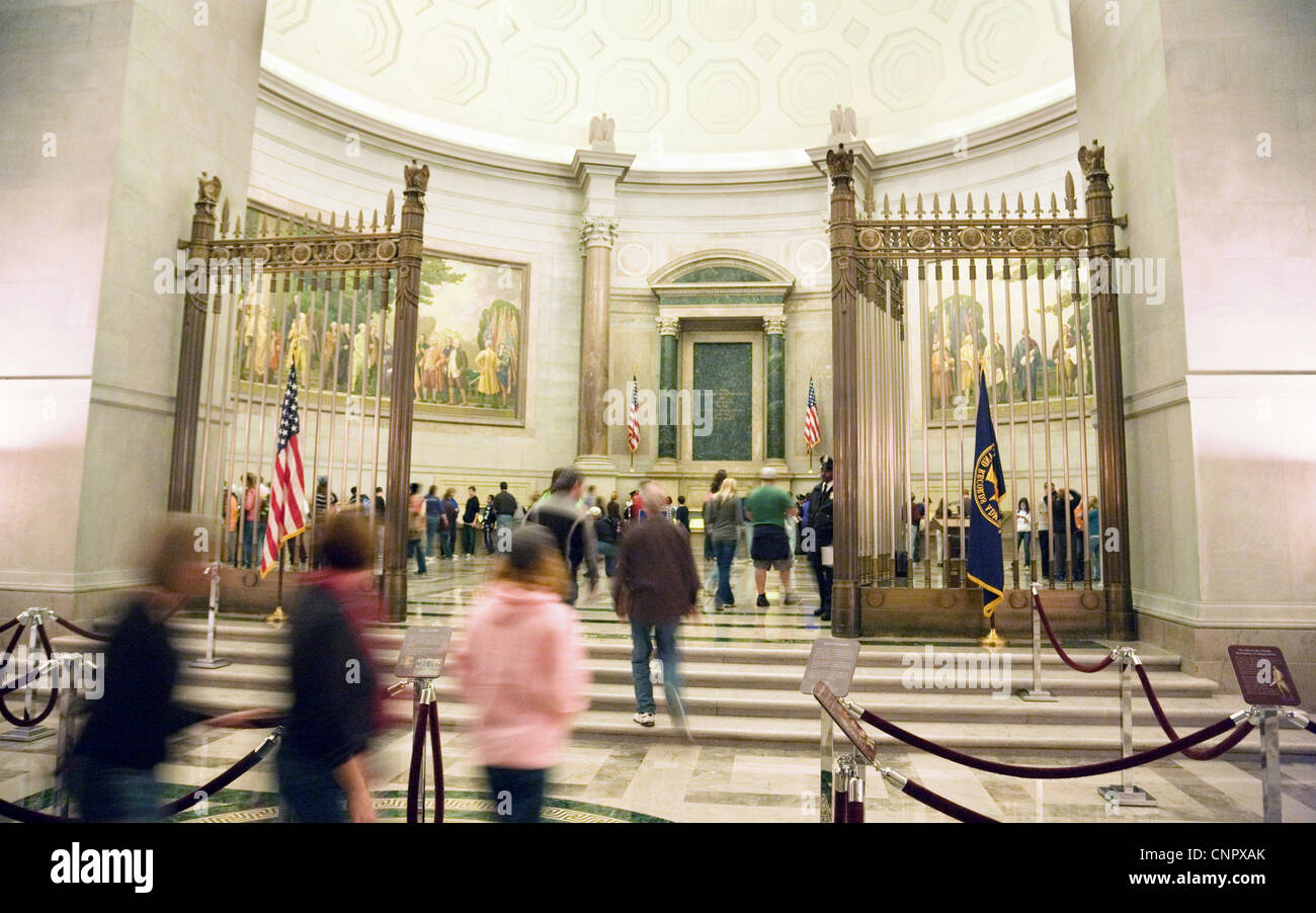 Touristen besuchen die Rotunde, die National Archives in Washington DC USA Stockfoto
