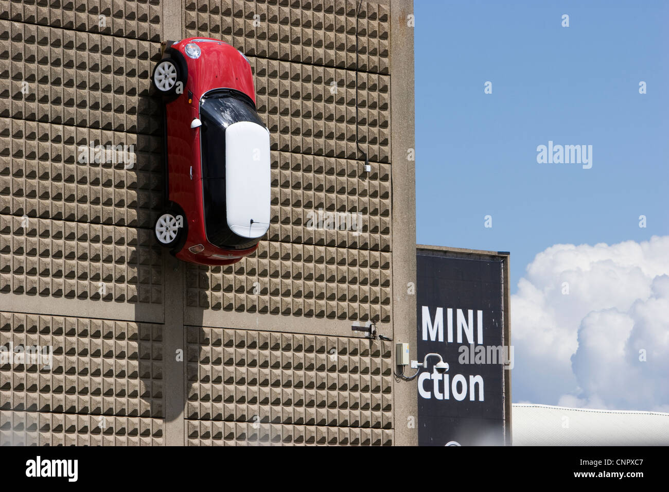 BMW Mini Auto auf stecken senkrecht an der Wand auf dem BMW-Panel drücken-Werk in Swindon, Wiltshire Stockfoto