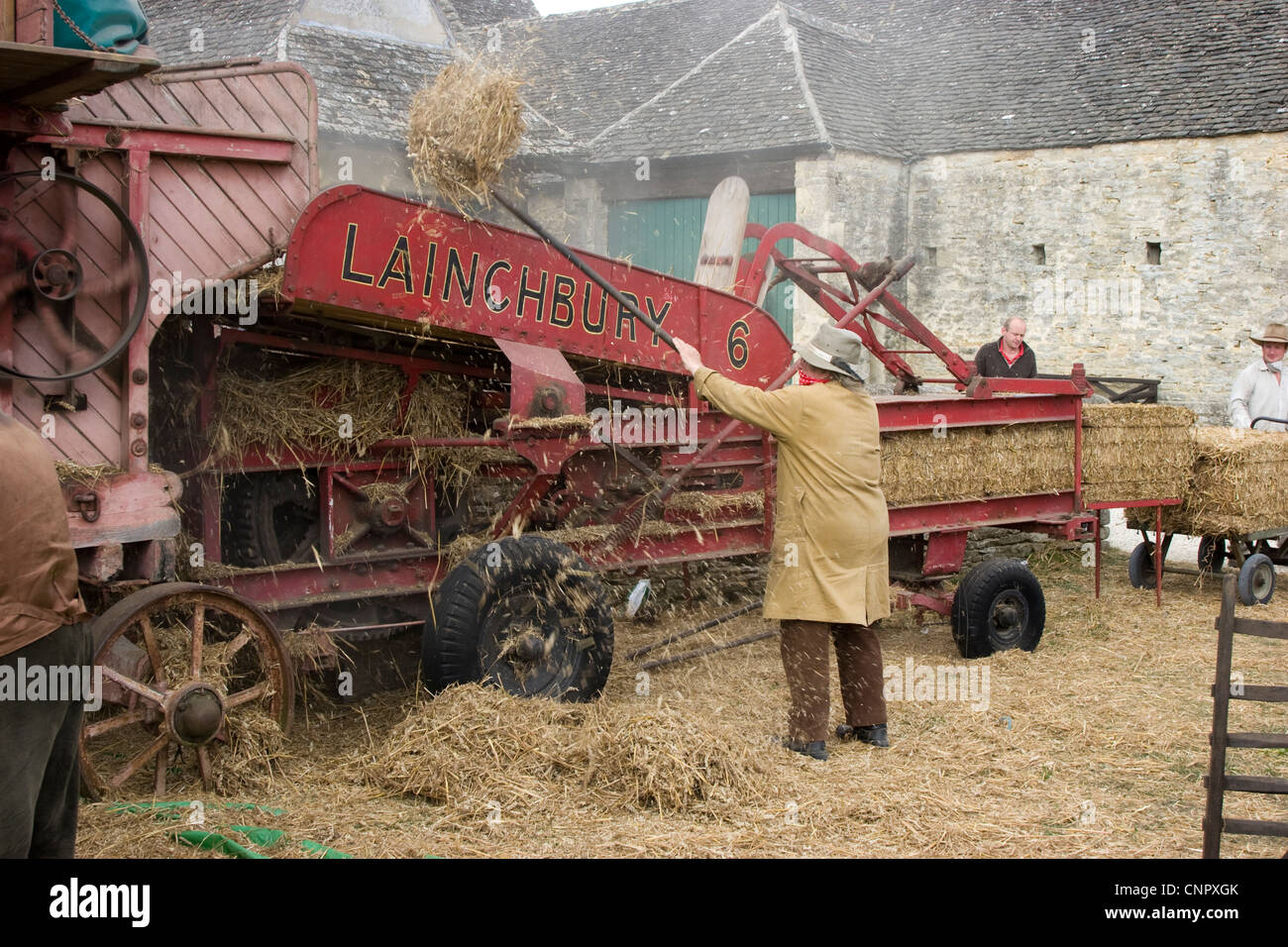 Dampftraktor getrieben Dreschmaschine auf dem Hof Stockfoto