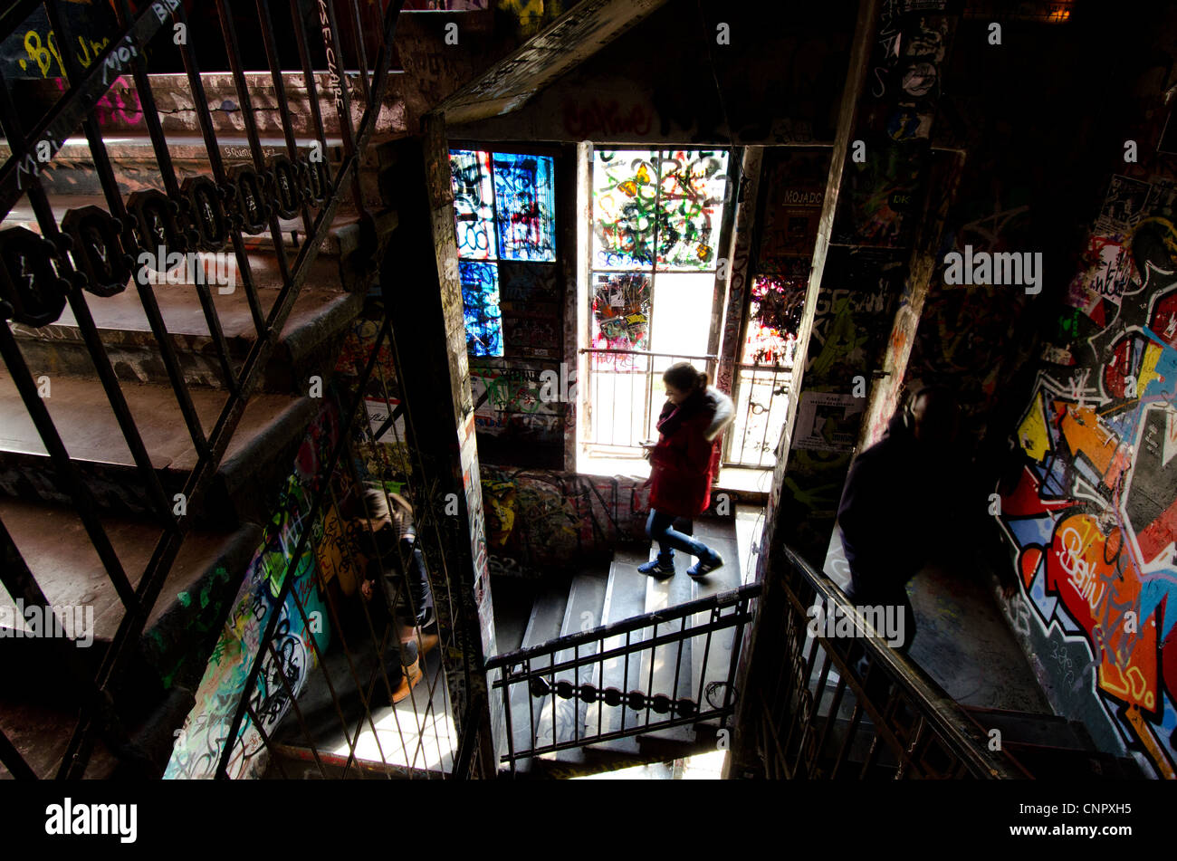 Graffiti bedeckt Treppe im Kunsthaus Tacheles-Kunst-Center in Berlin Stockfoto