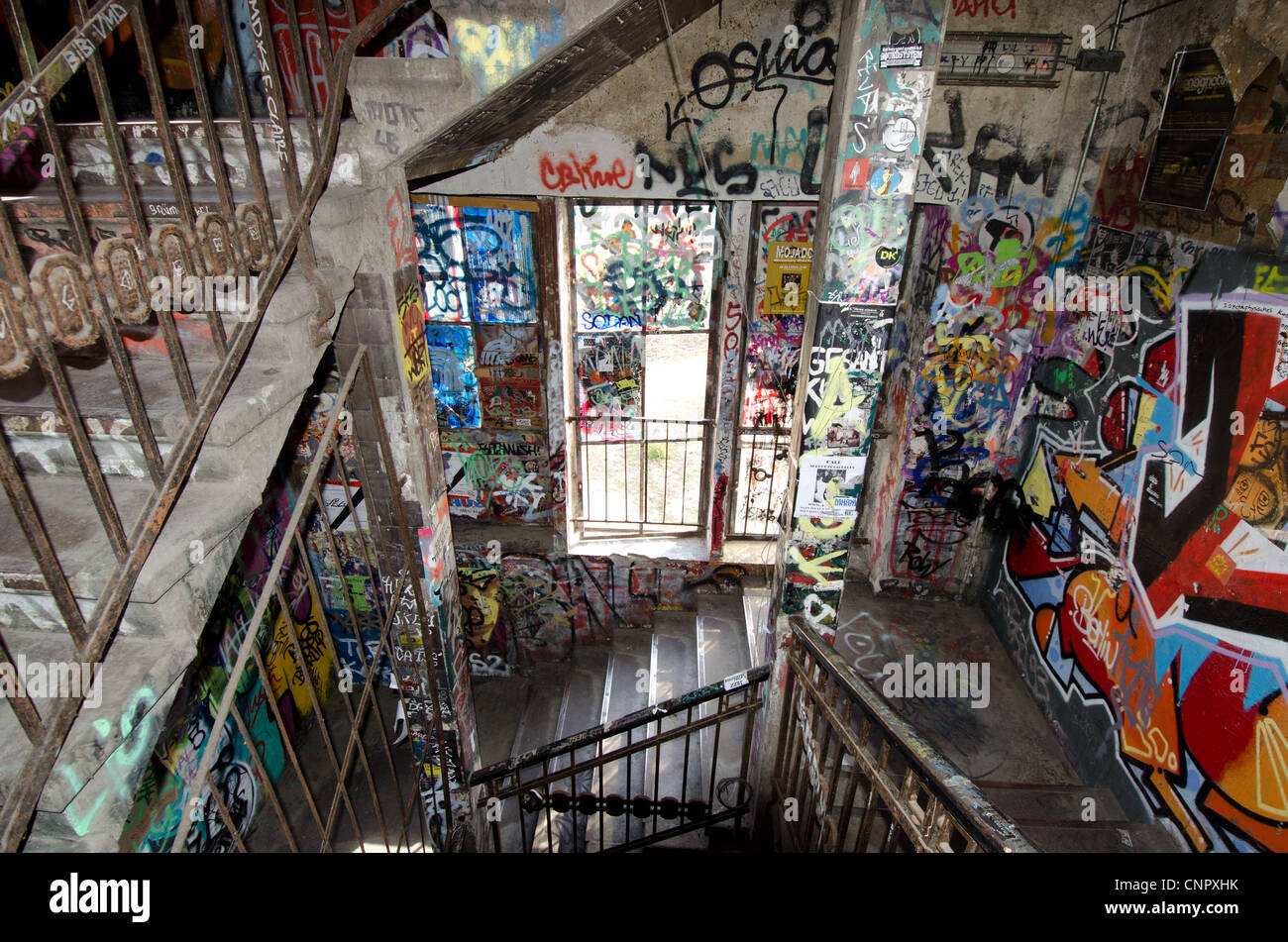 Graffiti bedeckt Treppe im Kunsthaus Tacheles-Kunst-Center in Berlin Stockfoto