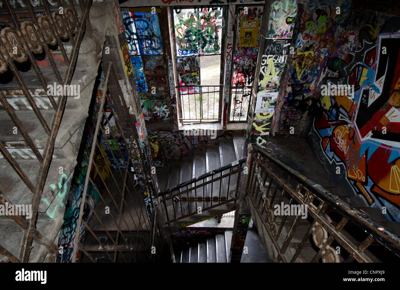 Graffiti bedeckt Treppe im Kunsthaus Tacheles-Kunst-Center in Berlin Stockfoto