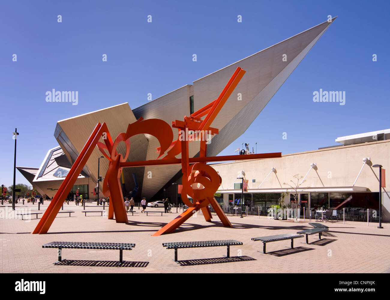 Orange-Lao-Tzu Skulptur in Acoma Plaza Denver mit Denver Art Museum-Hamilton-Gebäude hinter Stockfoto