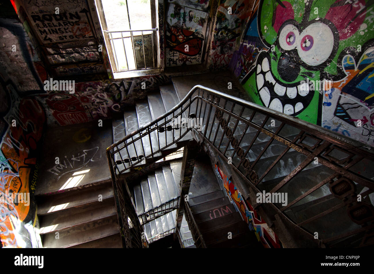 Graffiti bedeckt Treppe im Kunsthaus Tacheles-Kunst-Center in Berlin Stockfoto