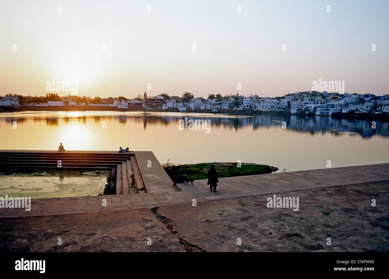 Sonnenuntergang am Púshkar See, Rajastán, Indien. Stockfoto