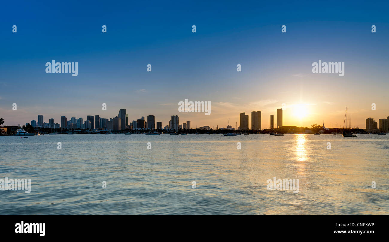Blick auf Downtown Miami aus dem Wasser in der Biscayne Bay Stockfoto