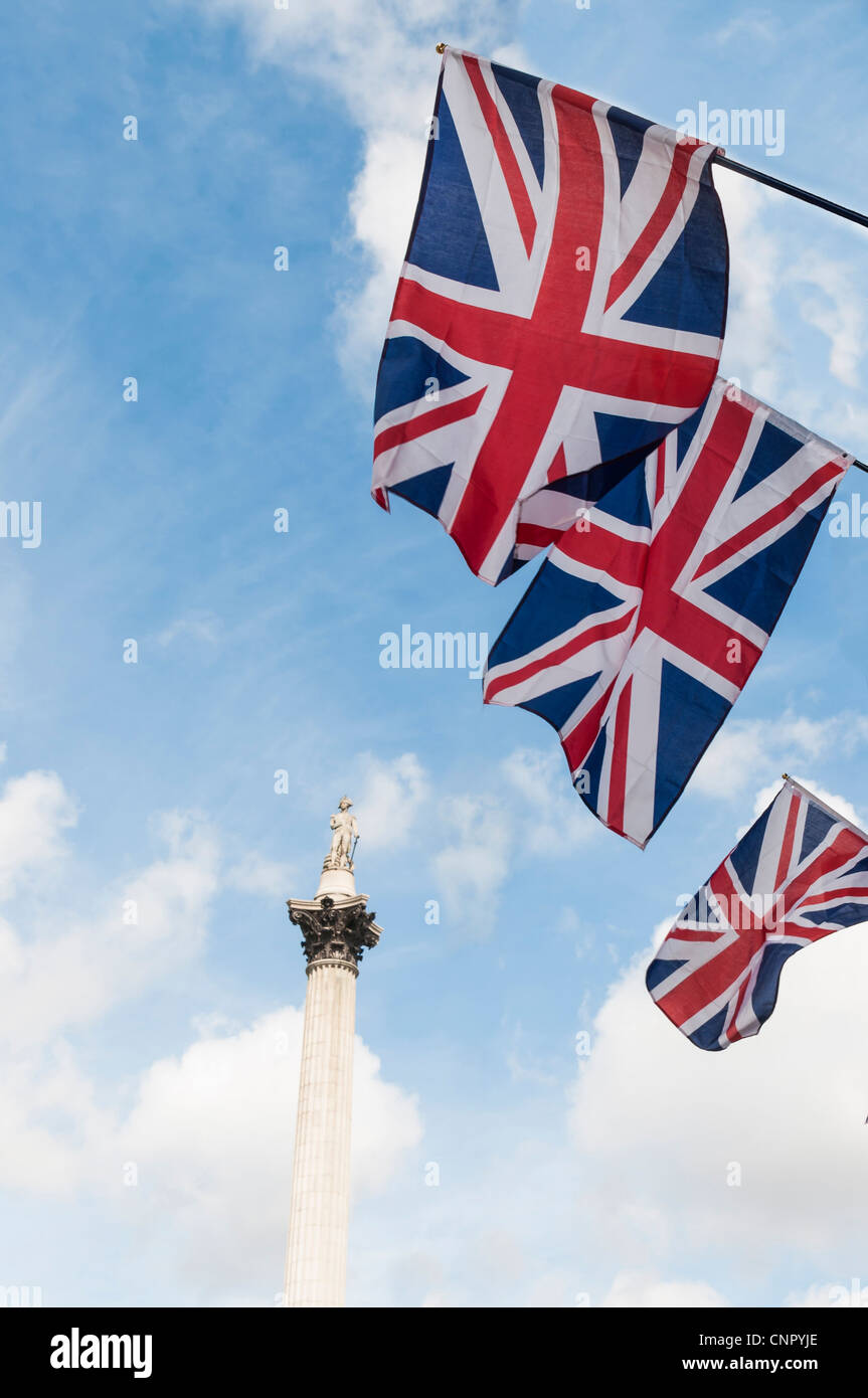 British Union Flaggen in Reihe, mit Nelson Säule im Hintergrund. Stockfoto