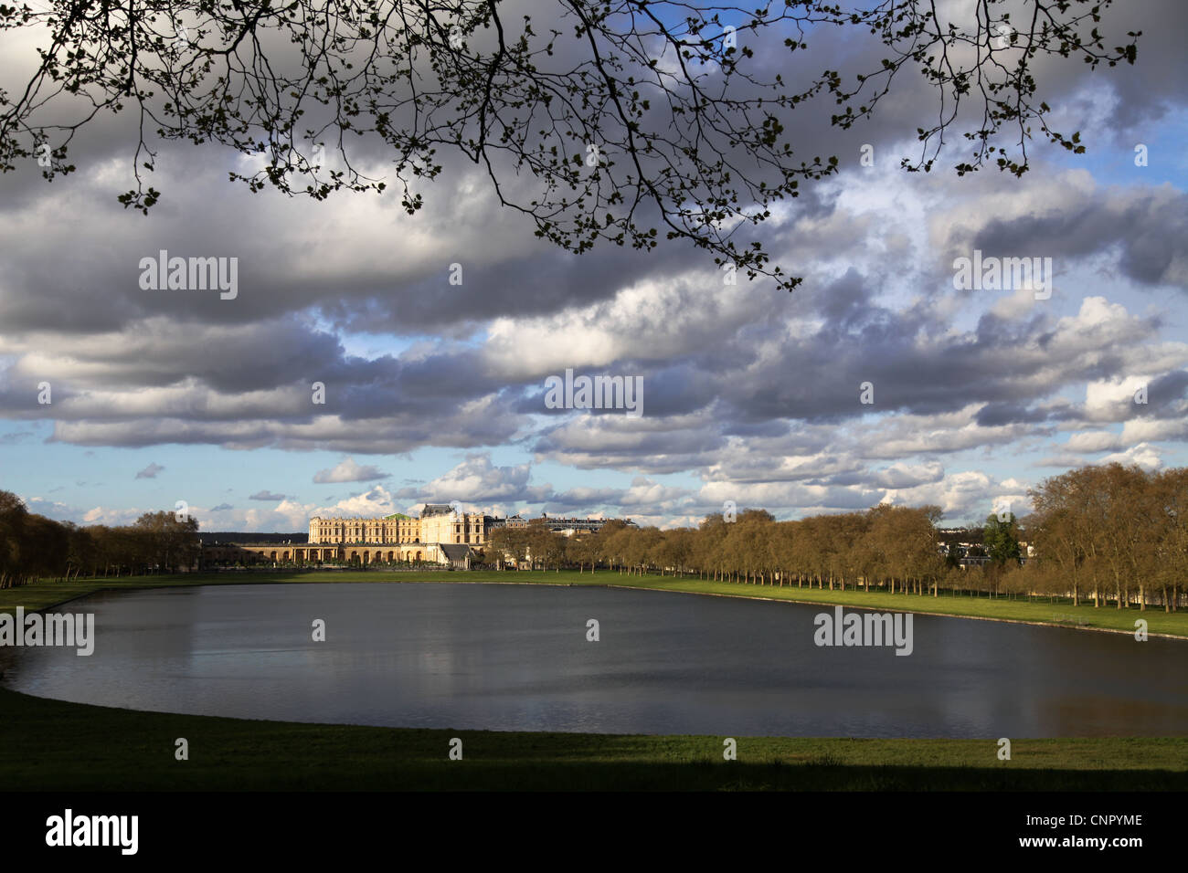 Blick auf Schloss Versailles während bewölkten Tag à Stockfoto