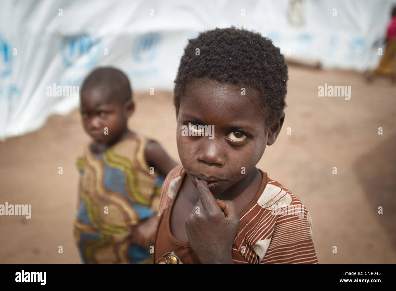 Kinder stehen zwischen grundlegenden Unterstände gemacht Tarp in der Siedlung Miketo IDP, Provinz Katanga, demokratische Republik Kongo Stockfoto