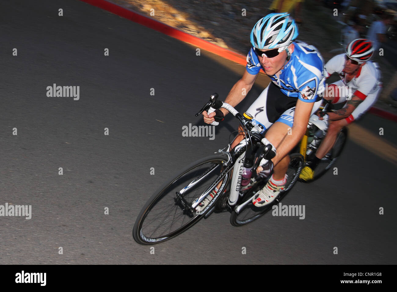 SCOTTSDALE, AZ - 2 Oktober: Radfahrer konkurrieren in Scottsdale Cycling Festival Criterium, einem Hochgeschwindigkeits-Rundkurs auf ein 1-kilo Stockfoto