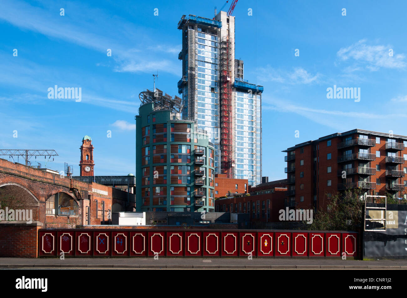 Das Green Building und das Studentenschloss (im Bau, später umbenannt in Liberty Living). Manchester, England, Großbritannien. Stockfoto