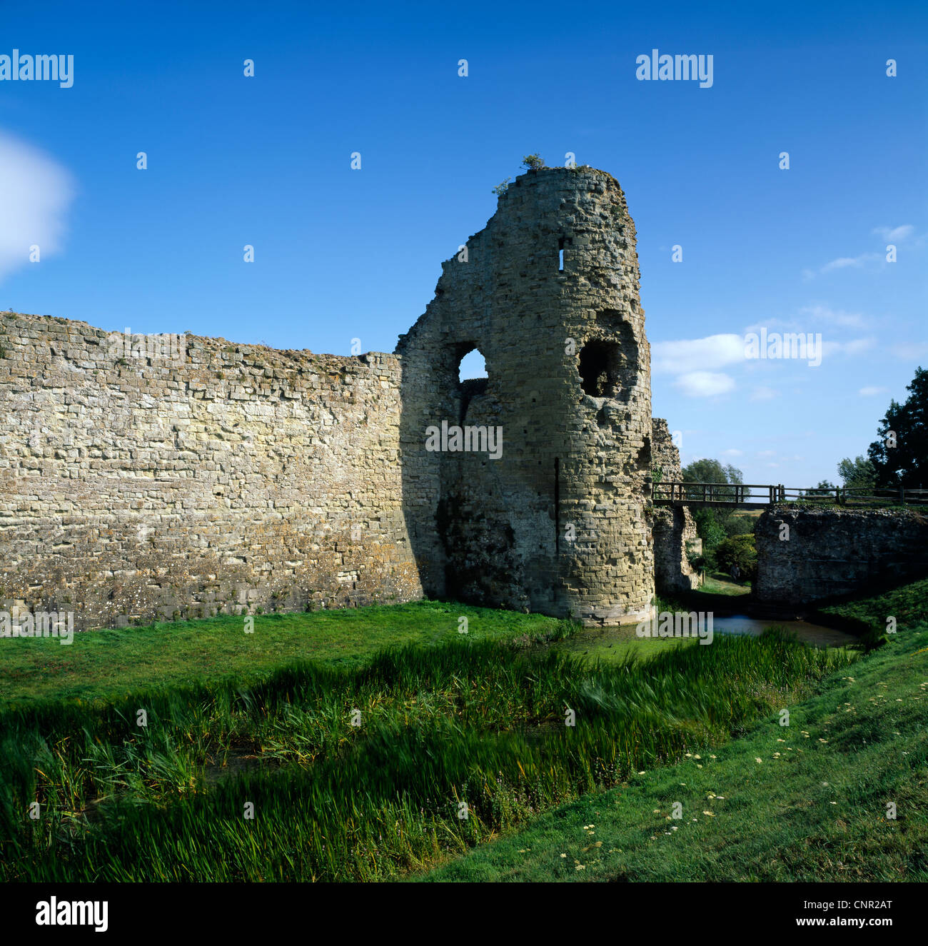 Pevensey Castle Torhaus und Wassergraben, East Sussex, UK Stockfoto