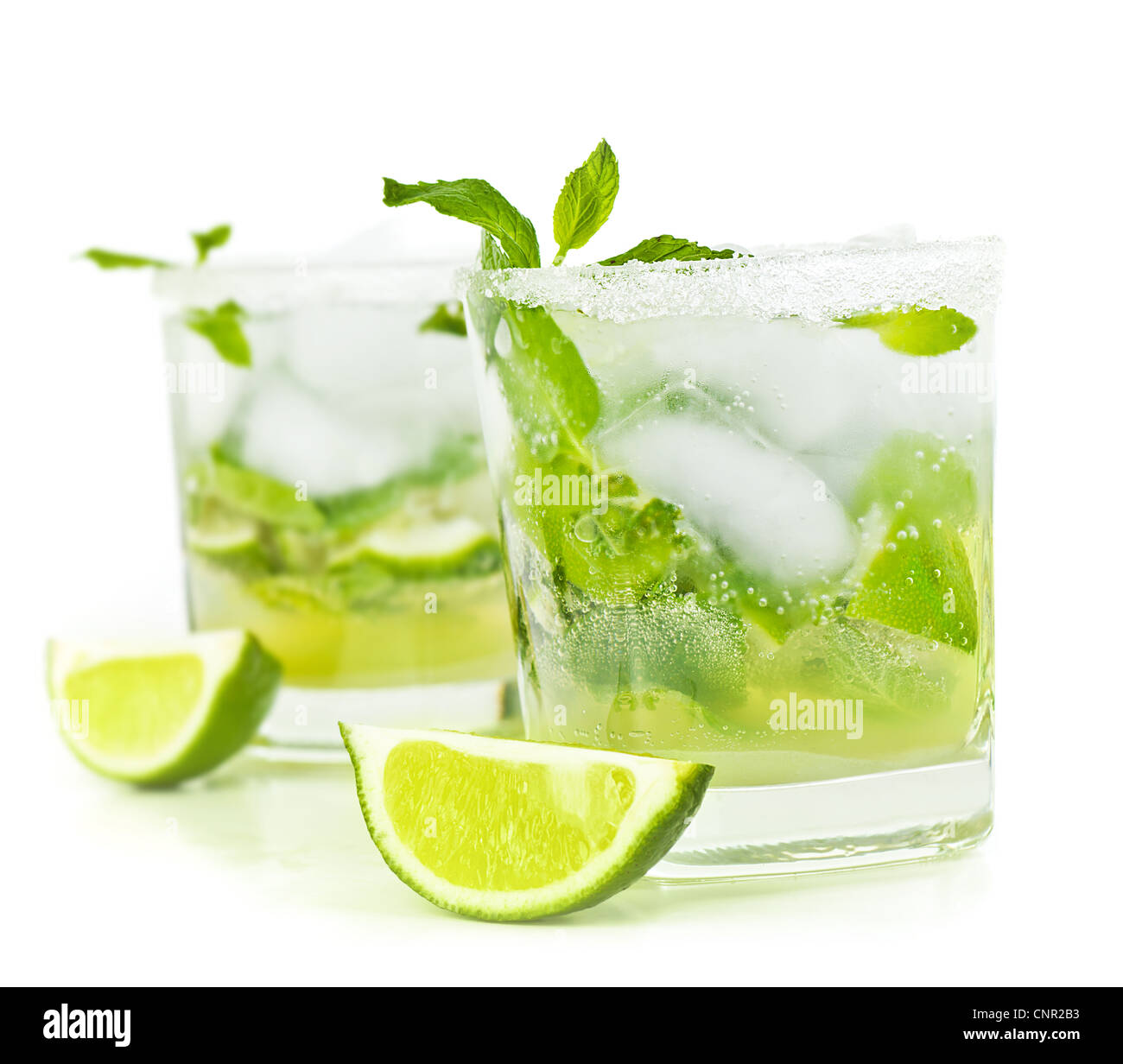 Kalten Mojito trinken, Glas Alkohol isoliert auf weißem Hintergrund, frischer Minze und Frucht Limettenscheibe, Essen Stilleben Stockfoto