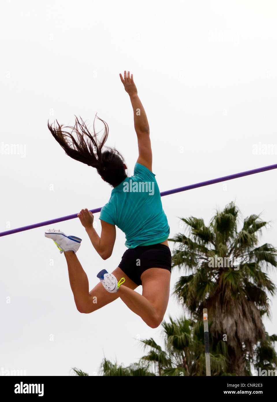 Sportlerin clearing eine Stabhochsprung-bar Stockfoto