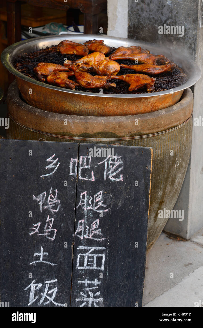 Schild für Street Food Hot Chicken für den Verkauf in Dorf Hongcun Provinz Anhui china Stockfoto