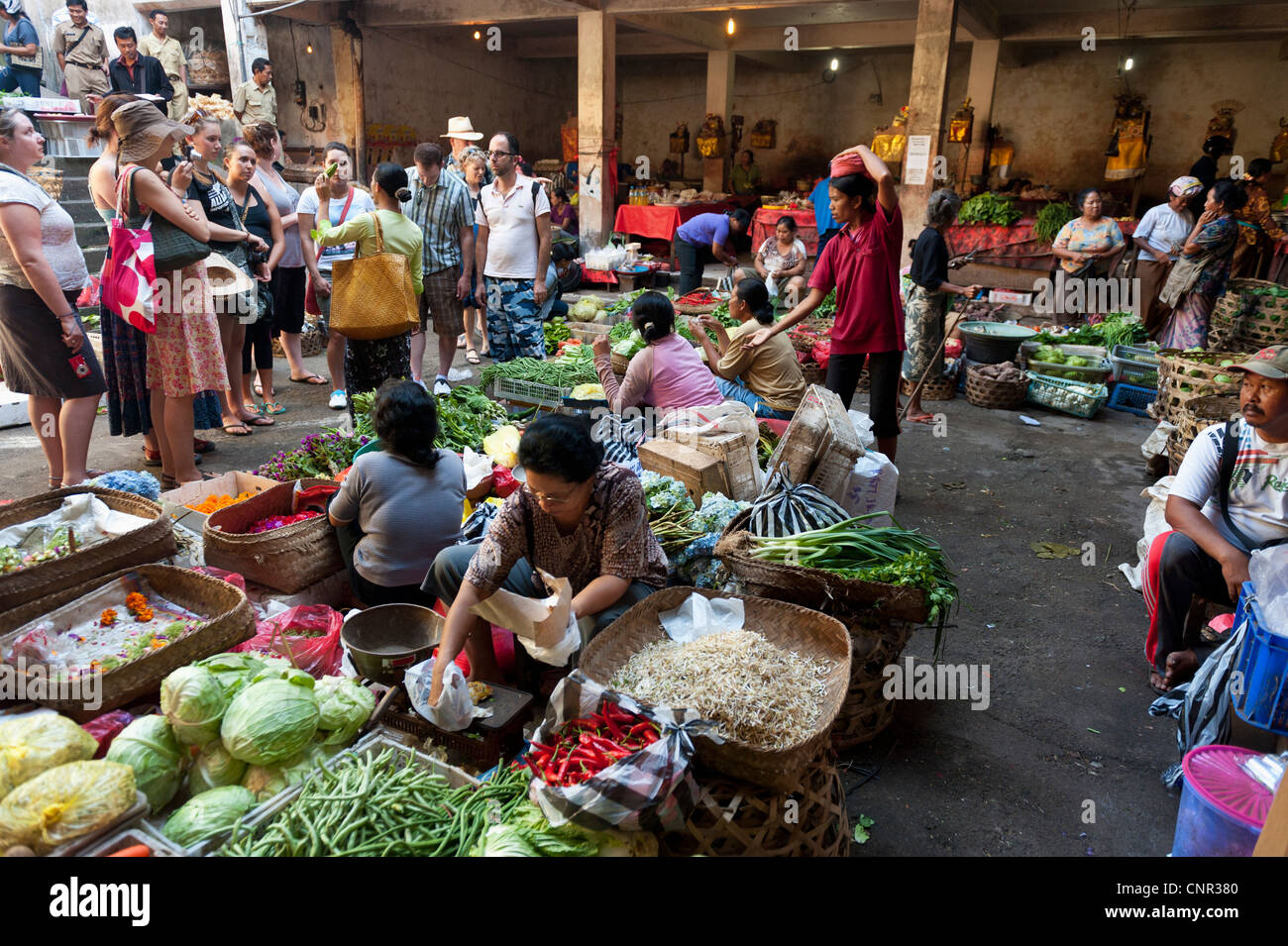 Die geschäftige, bunte Ubud, Bali Markt verkauft fast alles, was man sich wünschen kann. Nahrung, Kleidung, Kunstwerke und Schmuckstücke. Stockfoto