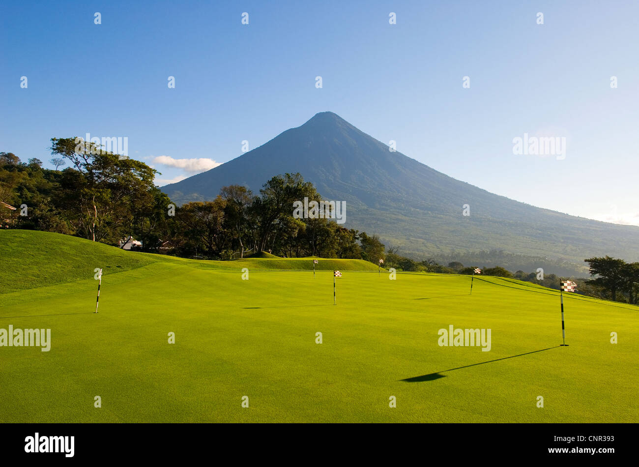 Putting-Green auf Fuego Maya-Golfplatz in La Reunion Antigua Golf Resort & Residenzen mit Agua Vulkan im Hintergrund. Stockfoto