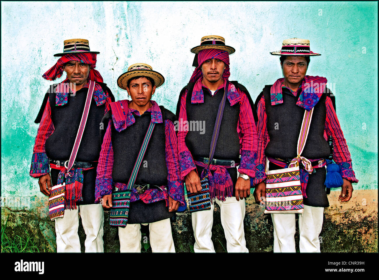 Bewohner von San Juan Atitan in traditioneller Kleidung. Stockfoto