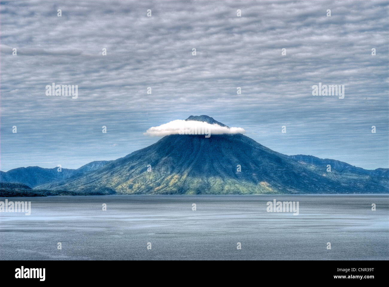 Blick auf Lake Atitlan und San Pedro Vulkan. Stockfoto