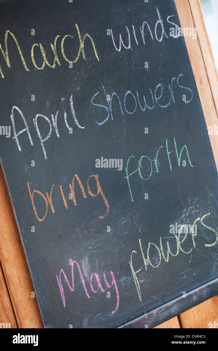 Kinderlied, März Winde, April Showers, hervorbringen, Mai Blumen auf einer Tafel geschrieben Stockfoto
