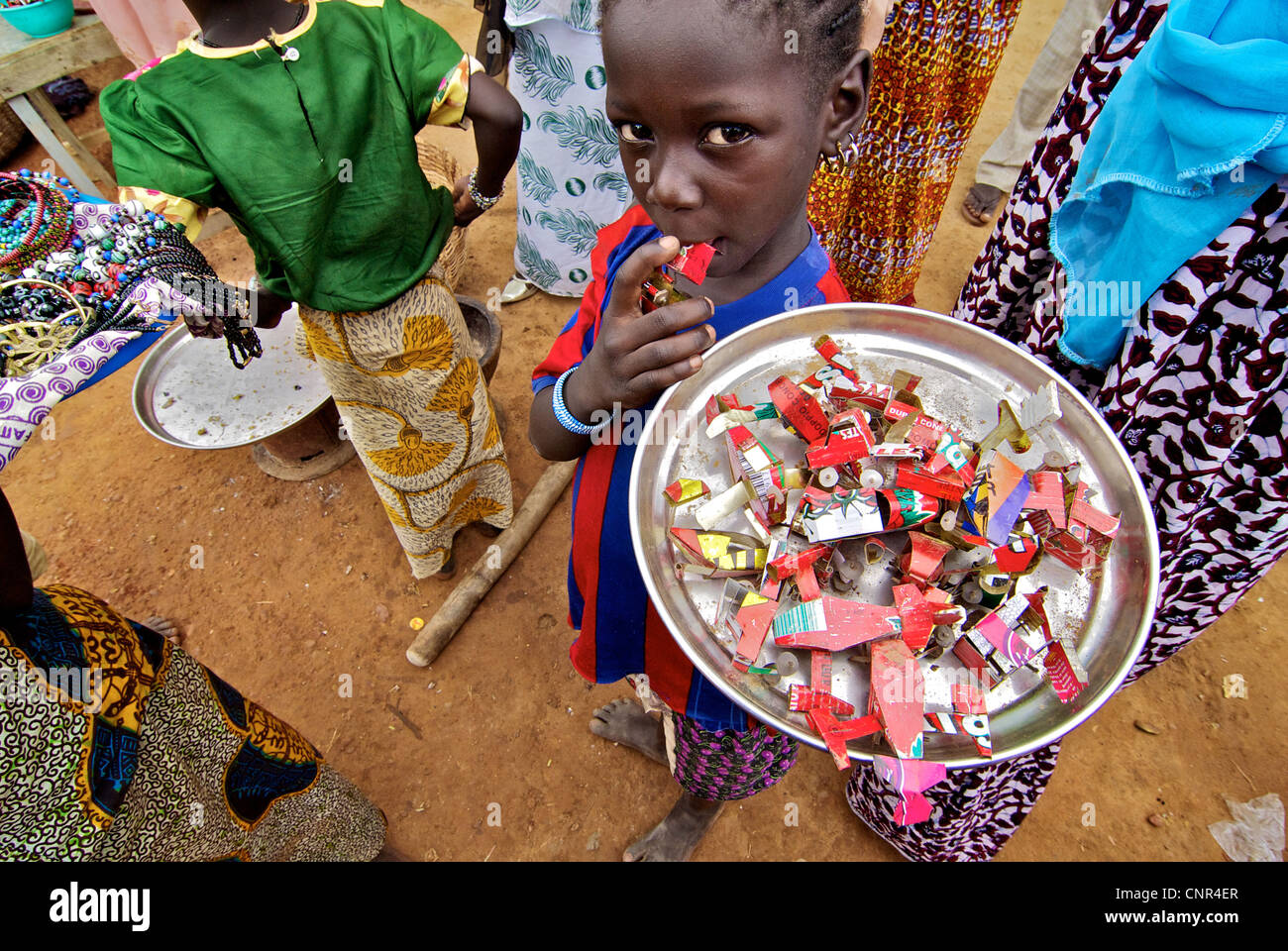 Ein Kind, Verkauf von Spielwaren, hergestellt aus Recycling-Material in Djenne, Mali. Stockfoto