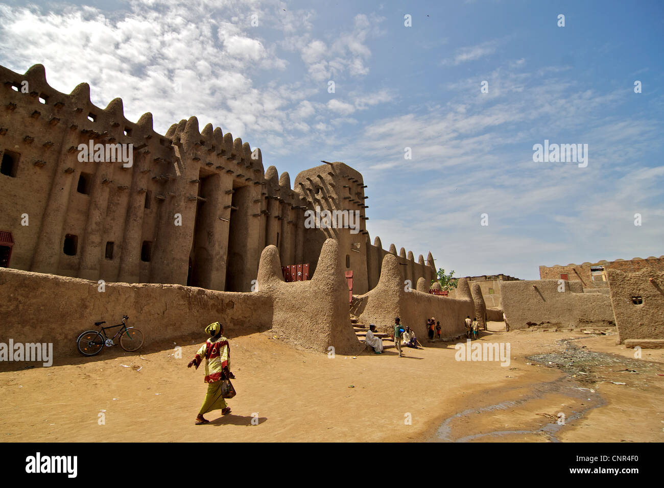 Menschen ruht im Schatten der großen Moschee von Djenné in Djenne, Mali. Stockfoto