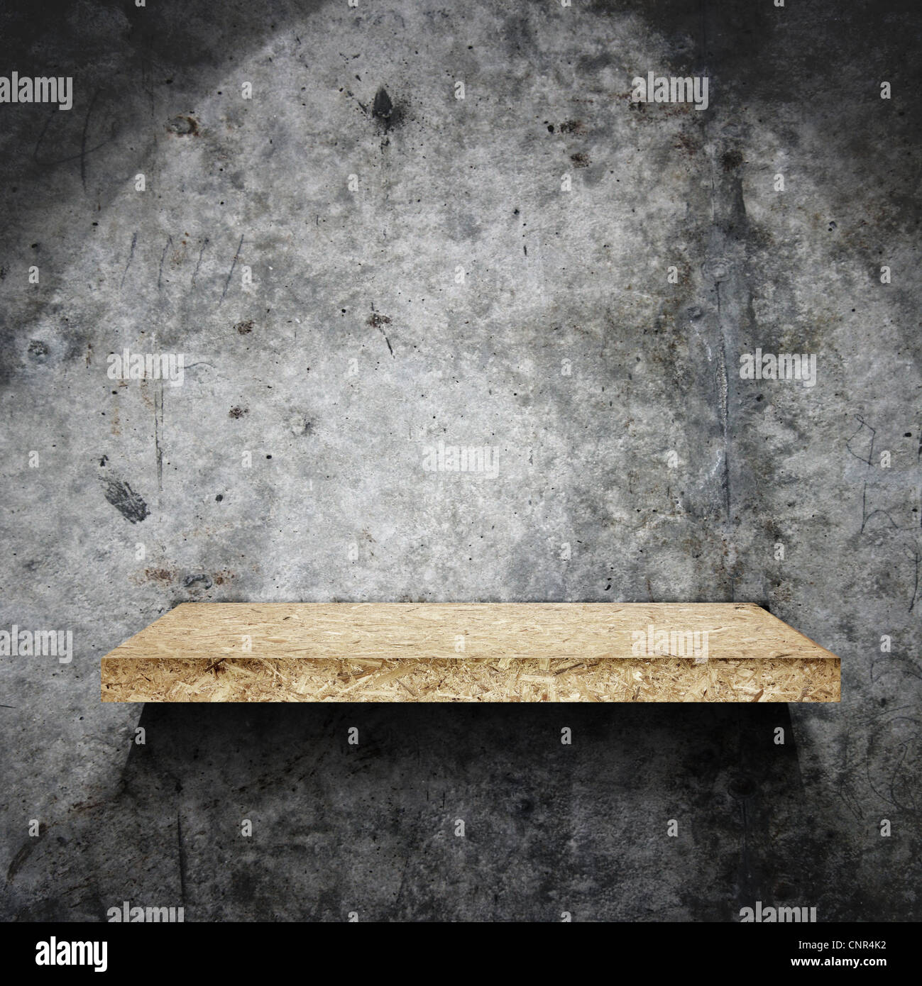 Grunge-Wand und Holzregal Stockfoto
