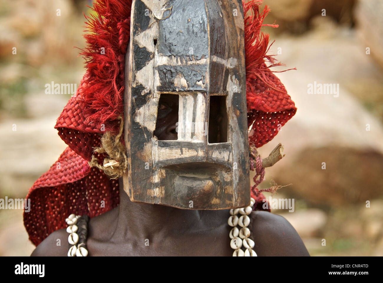 Ein Porträt von maskierten Tänzer in Dogon County, Mali. Stockfoto