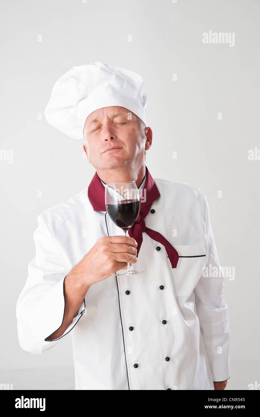 Koch riechenden Rotwein Stockfoto