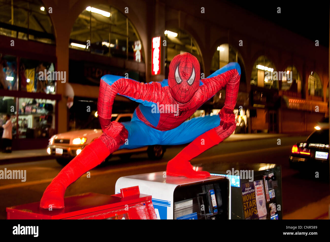 Spinne Mann Film Charakter Imitator fällt eine Pose auf Zeitungsautomaten auf dem Hollywood Boulevard Stockfoto