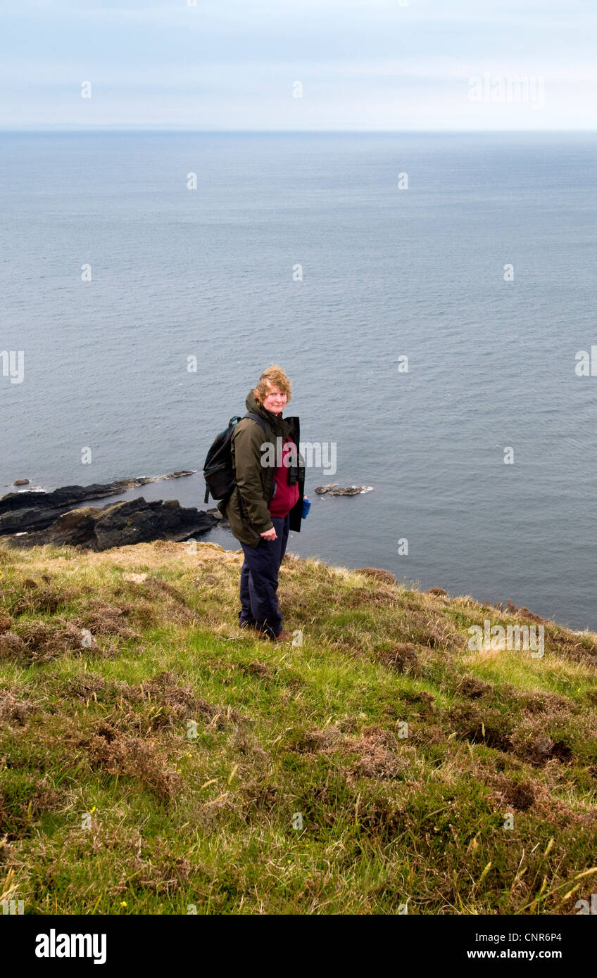 Frau am Mull of Oa, Großbritannien, Schottland, Islay Stockfoto