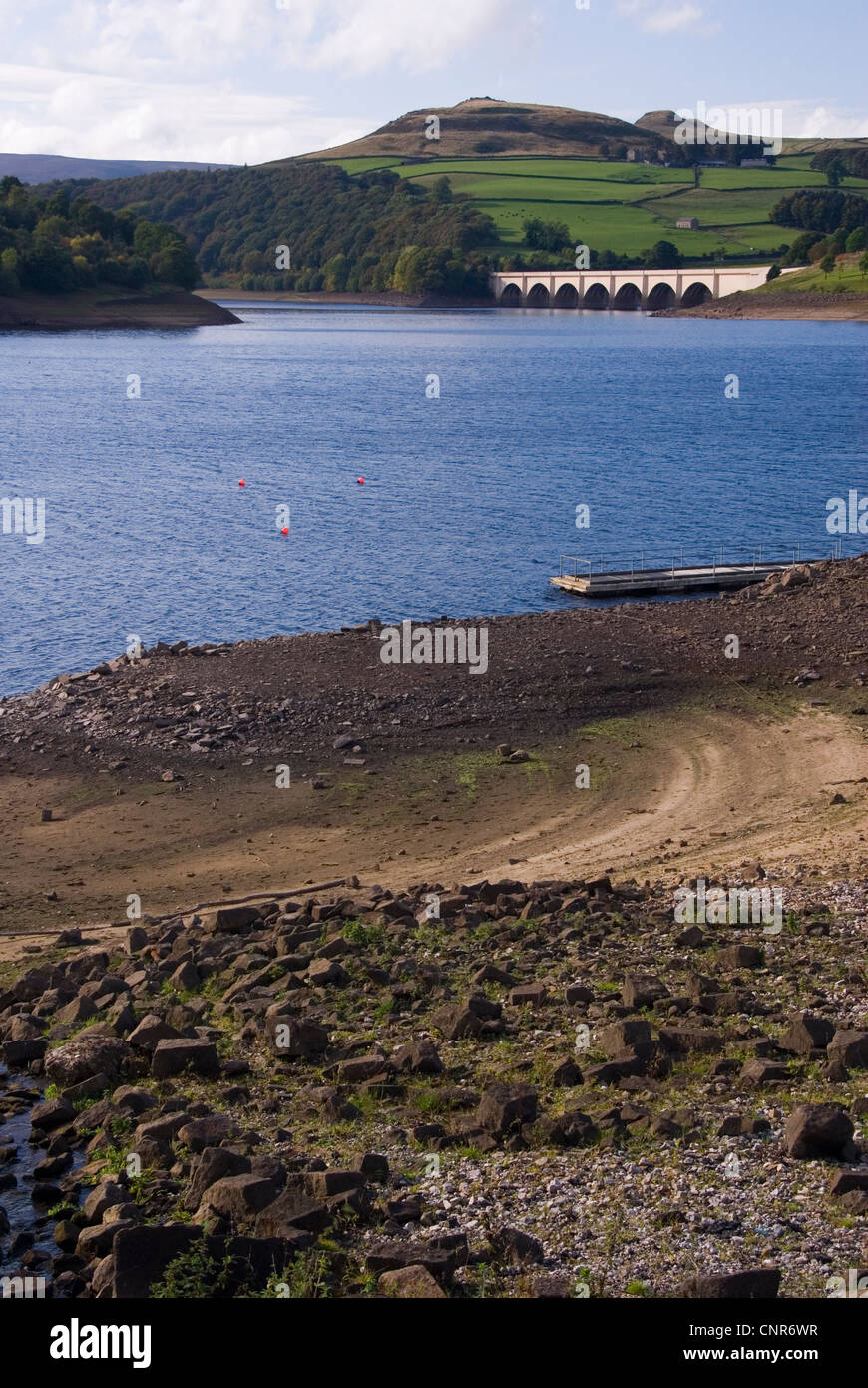 Ladybower Vorratsbehälter, Ashopton Viadukt und Twin Gipfel der Gauner Hill, Derbyshire, Dark Peak, Peak District, Großbritannien Stockfoto