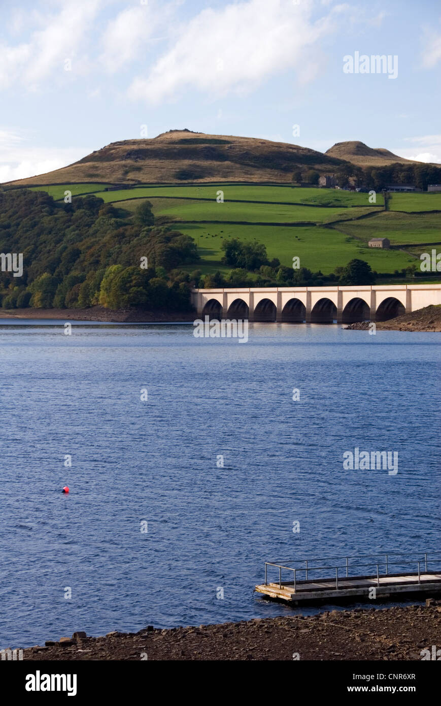 Ladybower Vorratsbehälter, Ashopton Viadukt und Twin Gipfel der Gauner Hill, Derbyshire, Dark Peak, Peak District, Großbritannien Stockfoto