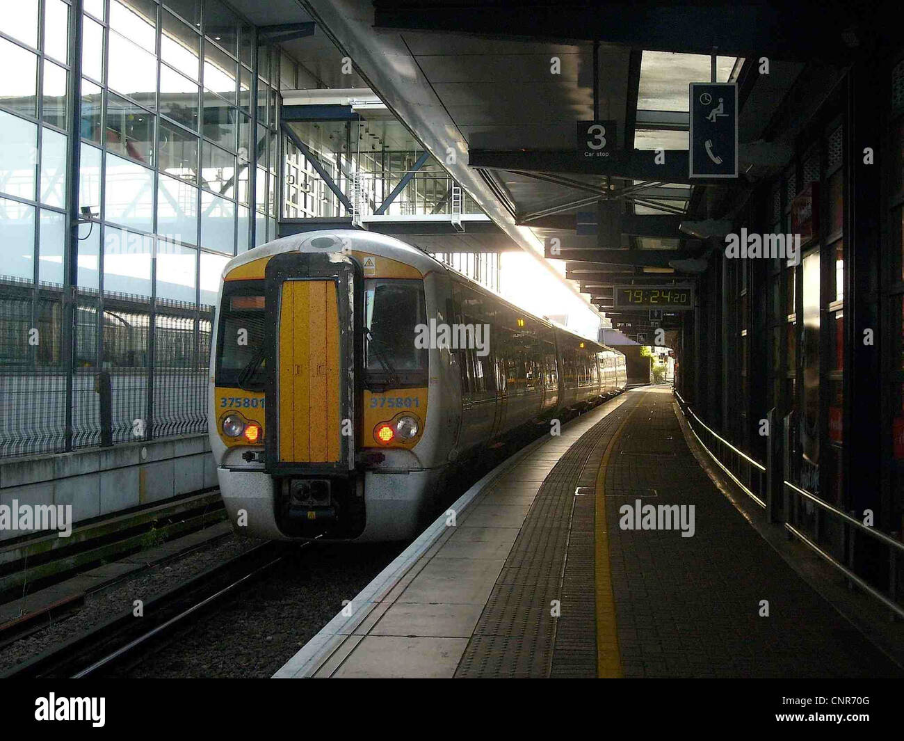 Südöstliche Züge Klasse 375/8 Electrostar Nr. 375801 bei Ashford International. Stockfoto