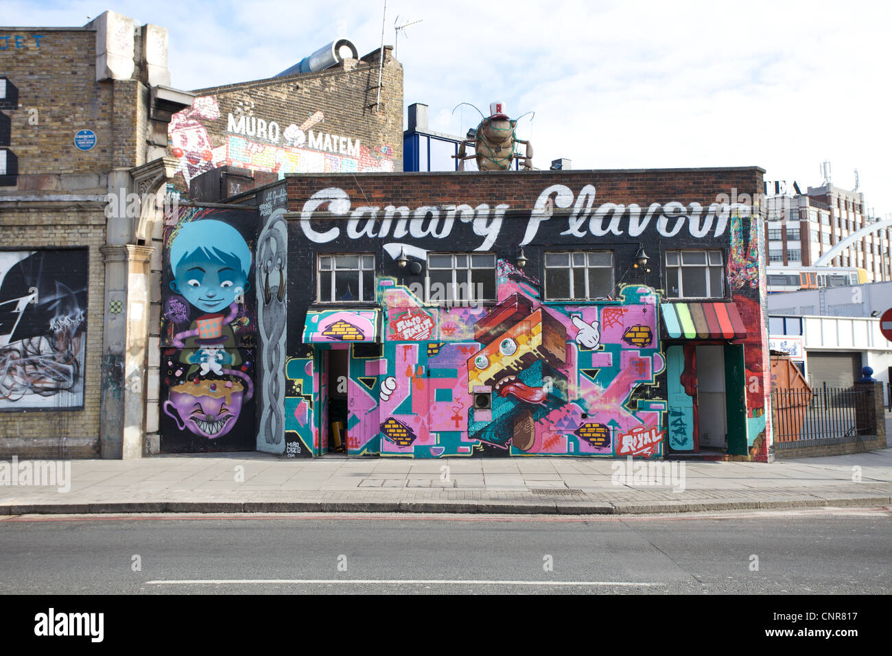 Graffiti-überdachtes Gebäude an der Great Eastern Street in Shoredtich, East London, Vereinigtes Königreich. Stockfoto