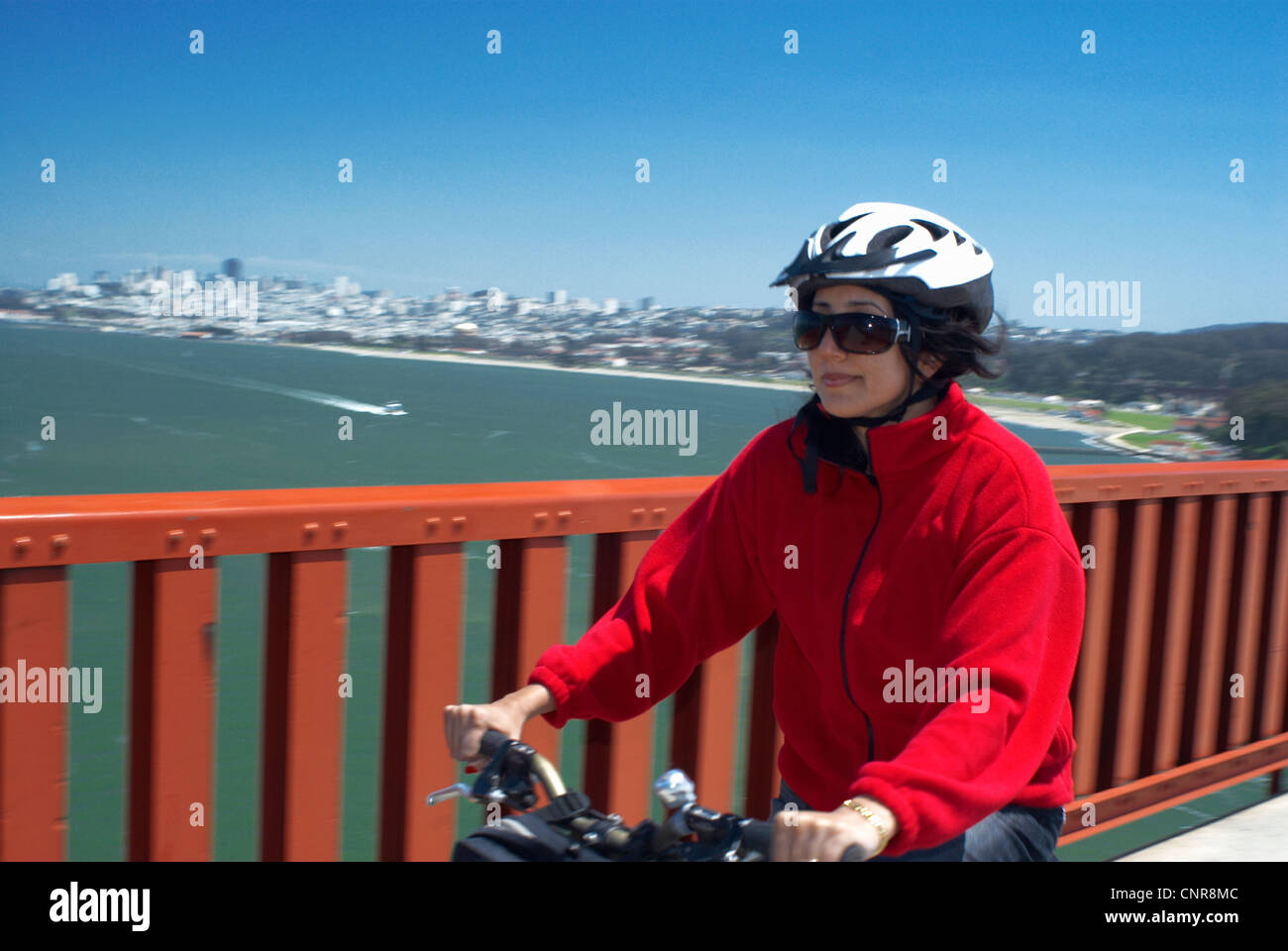 Frau Reiten Fahrrad auf städtische Brücke Stockfoto
