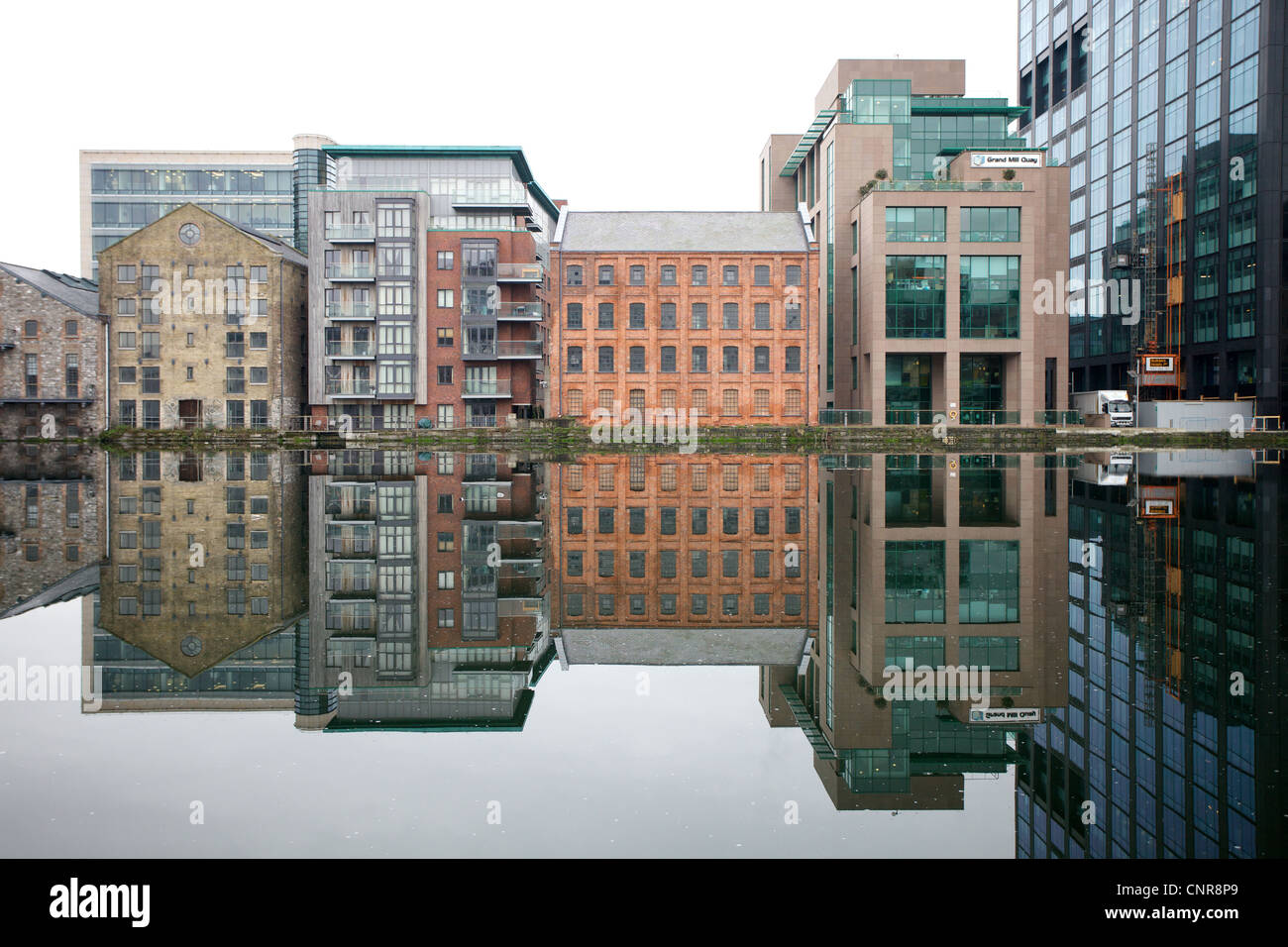 Reflexionen von Gebäuden im Wasser im Grand Canal Dock, Stadt Dublin, Irland Stockfoto