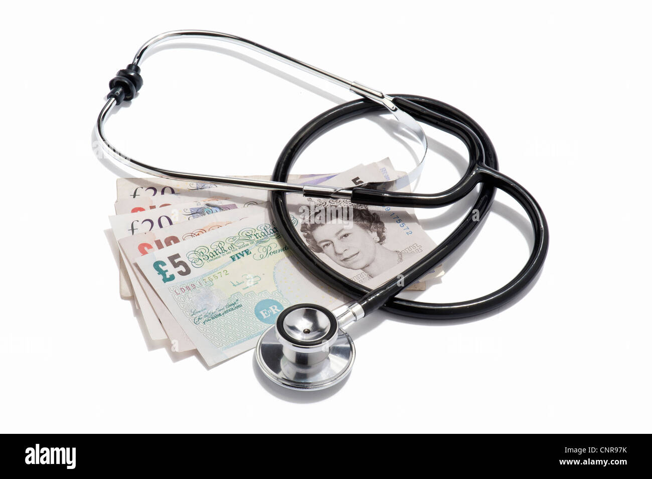 Eine Ärzte-Stethoskop und britische Pfund-Noten Stockfoto