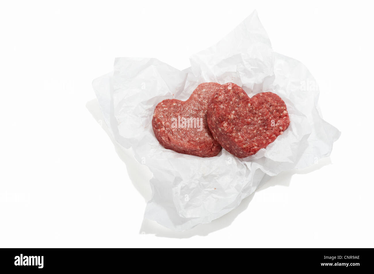 Zwei Burger mit Rindfleisch auf einem Papierverpackung in Herzform Stockfoto