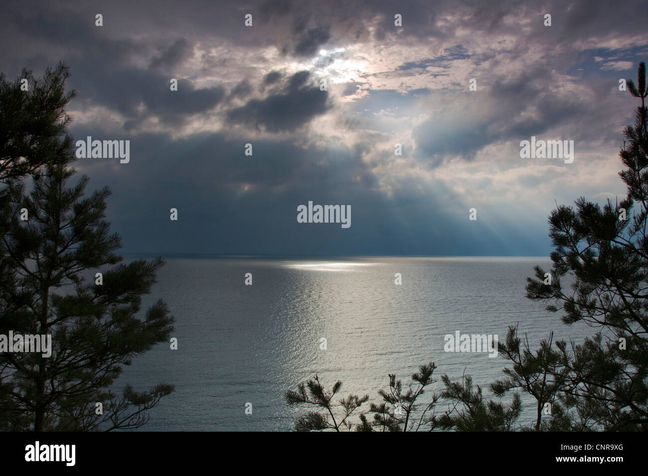 Sonnenstrahlen über Ostsee, Deutschland, Mecklenburg-Vorpommern, Hiddensee Stockfoto