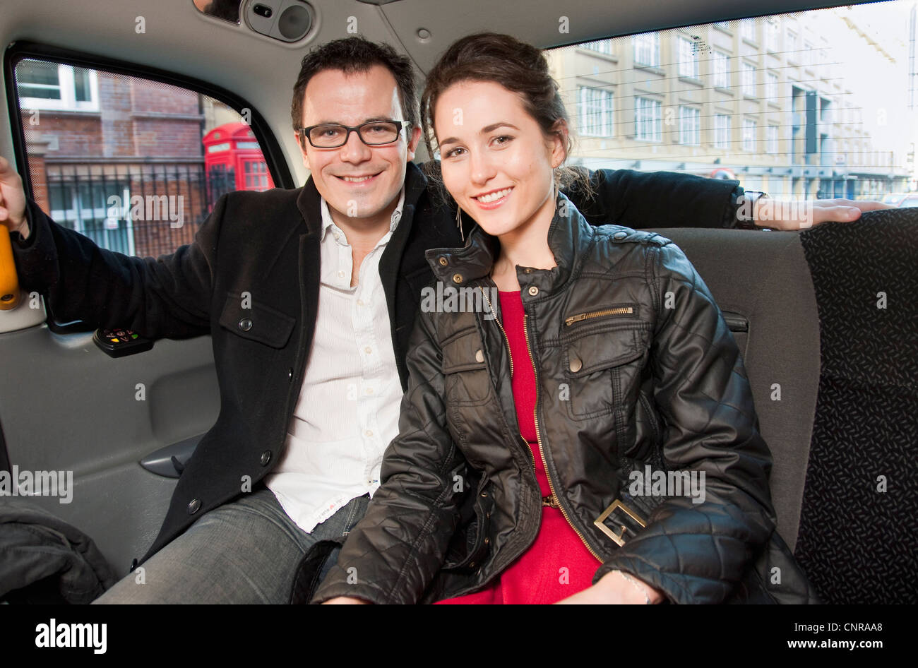 Paar lächelnd auf der Rückseite des Autos Platz Stockfoto